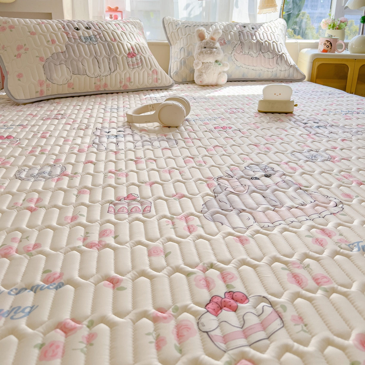 91家纺网 家纺一手货源 找家纺 摩妮卡 2026新款数码大版小清新乳胶凉席床席款三件套-场景二 优雅甜心猫猫