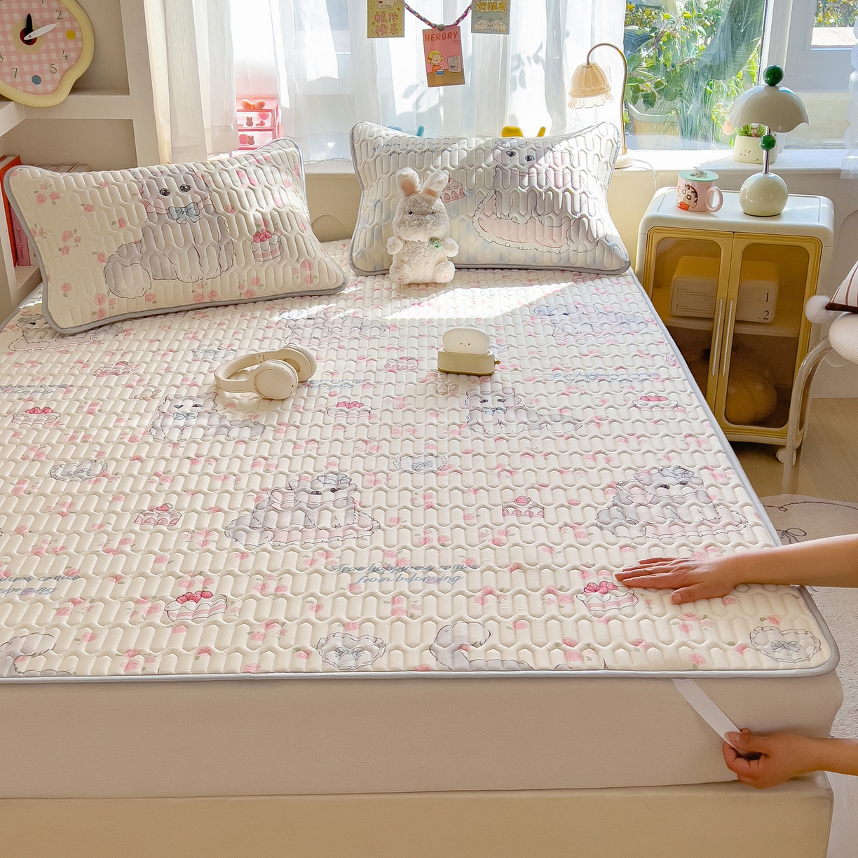 91家纺网 家纺一手货源 找家纺 摩妮卡 2026新款数码大版小清新乳胶凉席床席款三件套-场景二 优雅甜心猫猫