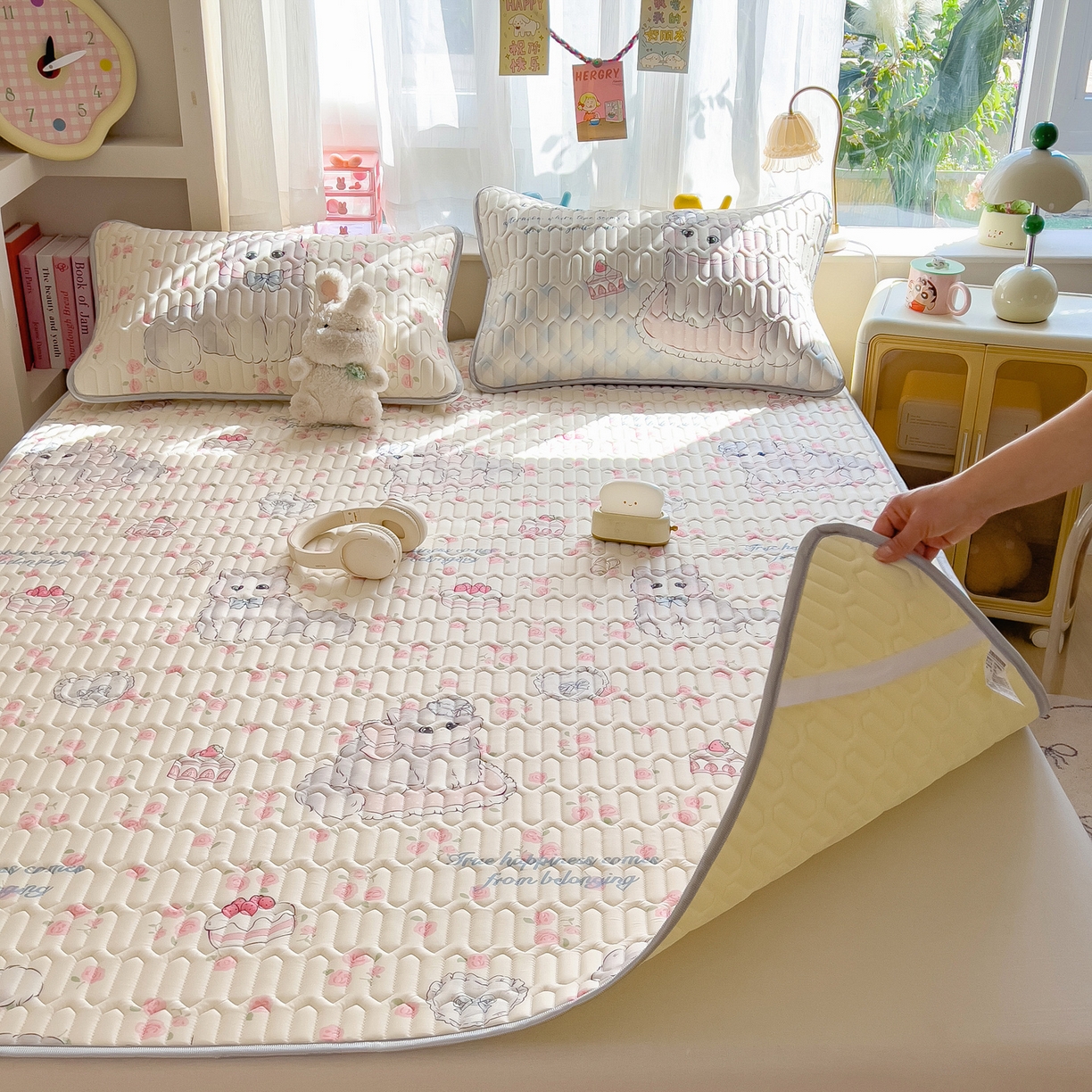 91家纺网 家纺一手货源 找家纺 摩妮卡 2026新款数码大版小清新乳胶凉席床席款三件套-场景二 优雅甜心猫猫