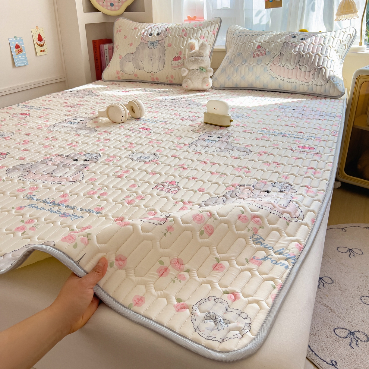 91家纺网 家纺一手货源 找家纺 摩妮卡 2026新款数码大版小清新乳胶凉席床席款三件套-场景二 优雅甜心猫猫