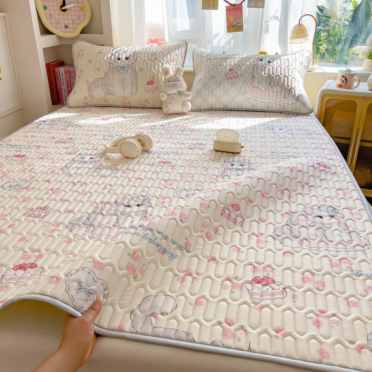 91家纺网 家纺一手货源 找家纺 摩妮卡 2026新款数码大版小清新乳胶凉席床席款三件套-场景二 优雅甜心猫猫