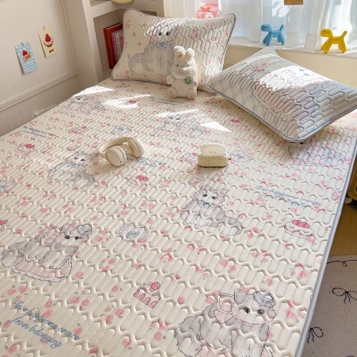 91家纺网 家纺一手货源 找家纺 摩妮卡 2026新款数码大版小清新乳胶凉席床席款三件套-场景二 优雅甜心猫猫