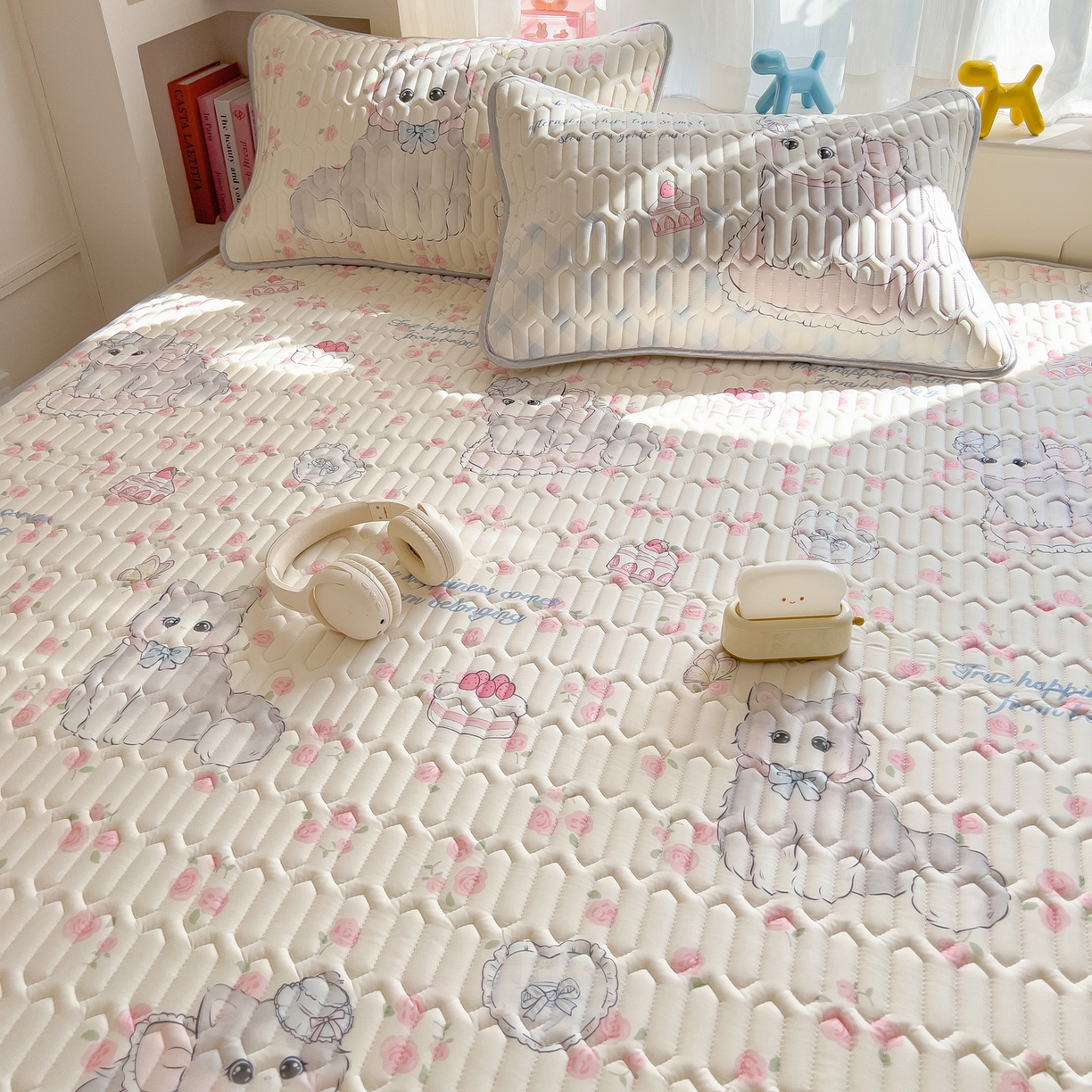 91家纺网 家纺一手货源 找家纺 摩妮卡 2026新款数码大版小清新乳胶凉席床席款三件套-场景二 优雅甜心猫猫