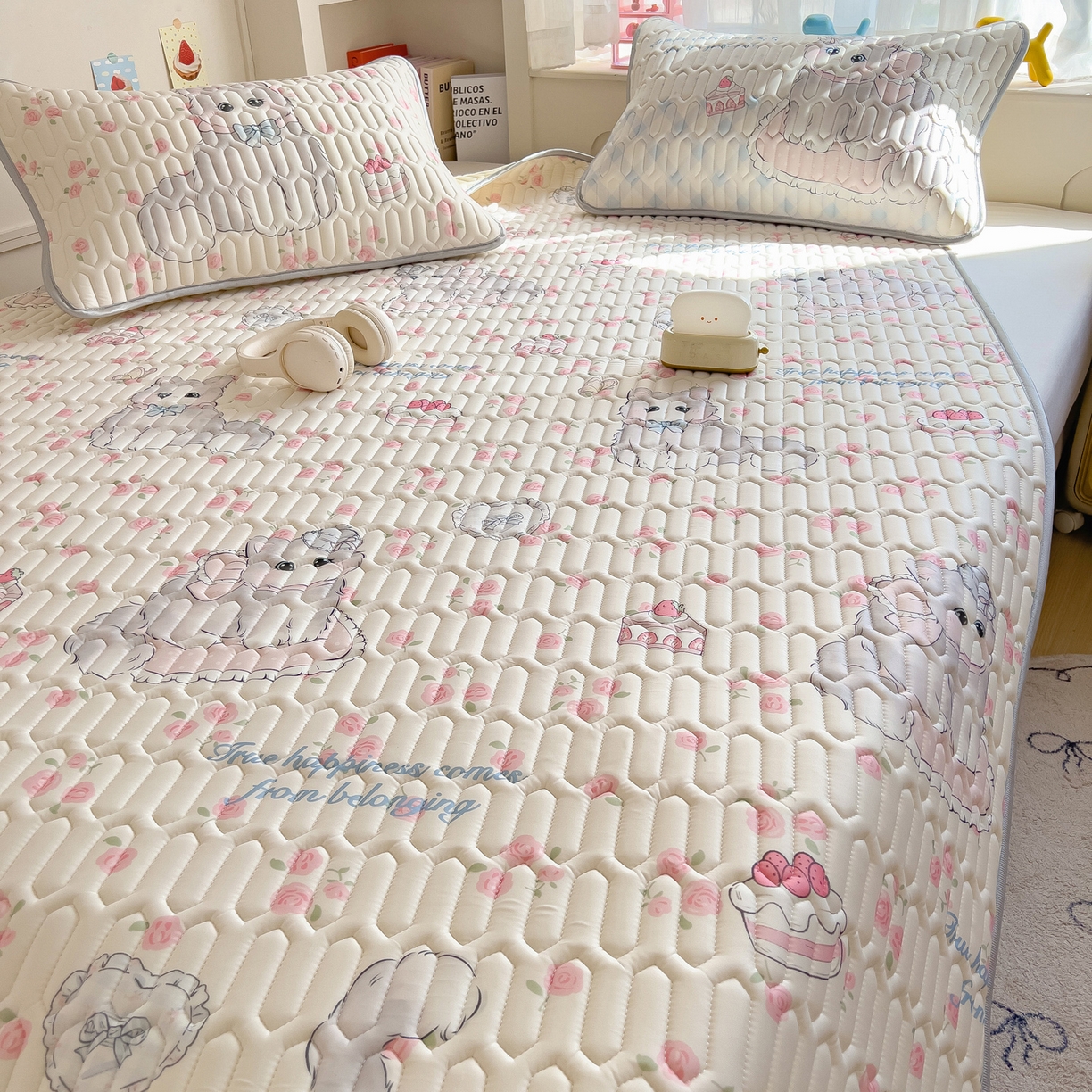 91家纺网 家纺一手货源 找家纺 摩妮卡 2026新款数码大版小清新乳胶凉席床席款三件套-场景二 优雅甜心猫猫