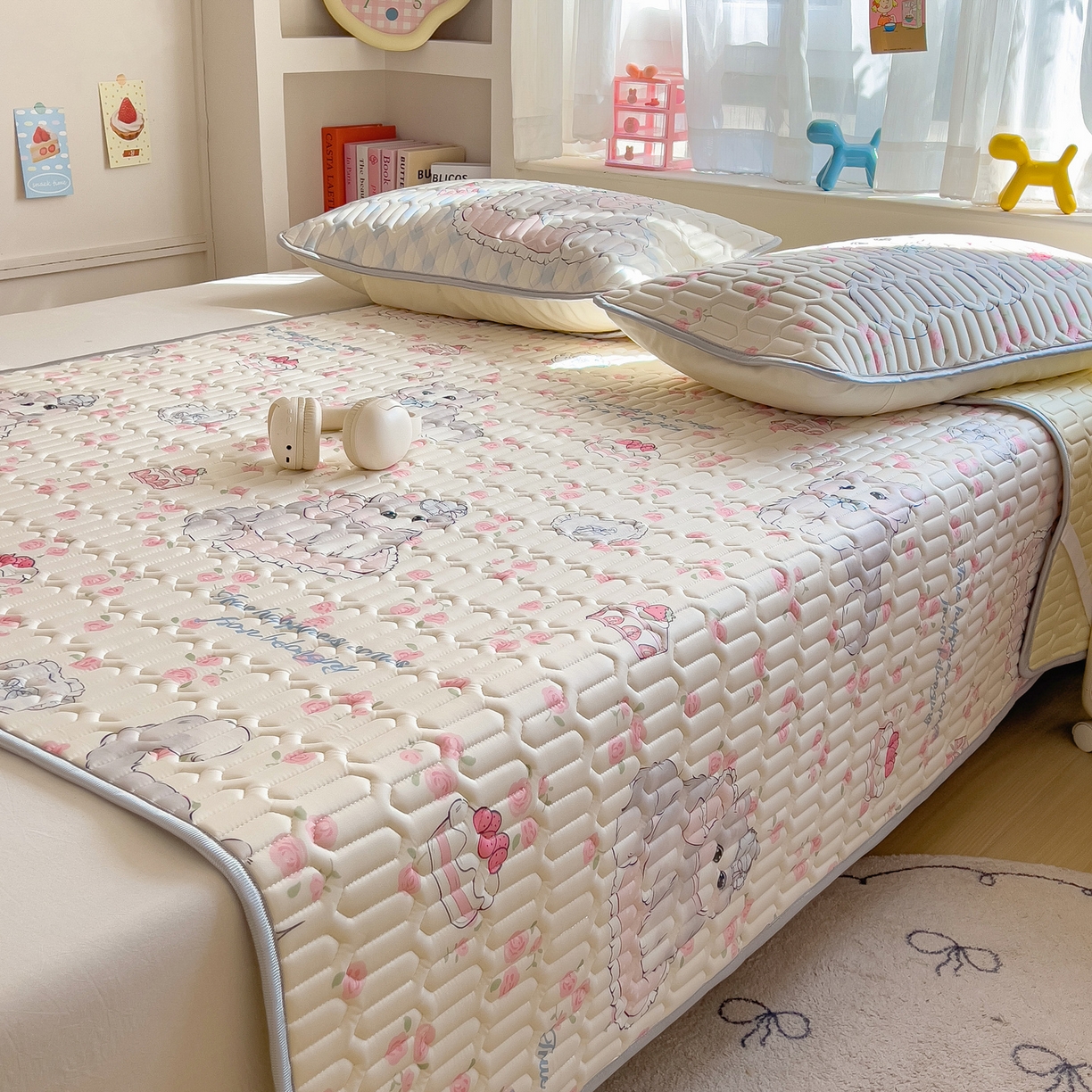 91家纺网 家纺一手货源 找家纺 摩妮卡 2026新款数码大版小清新乳胶凉席床席款三件套-场景二 优雅甜心猫猫