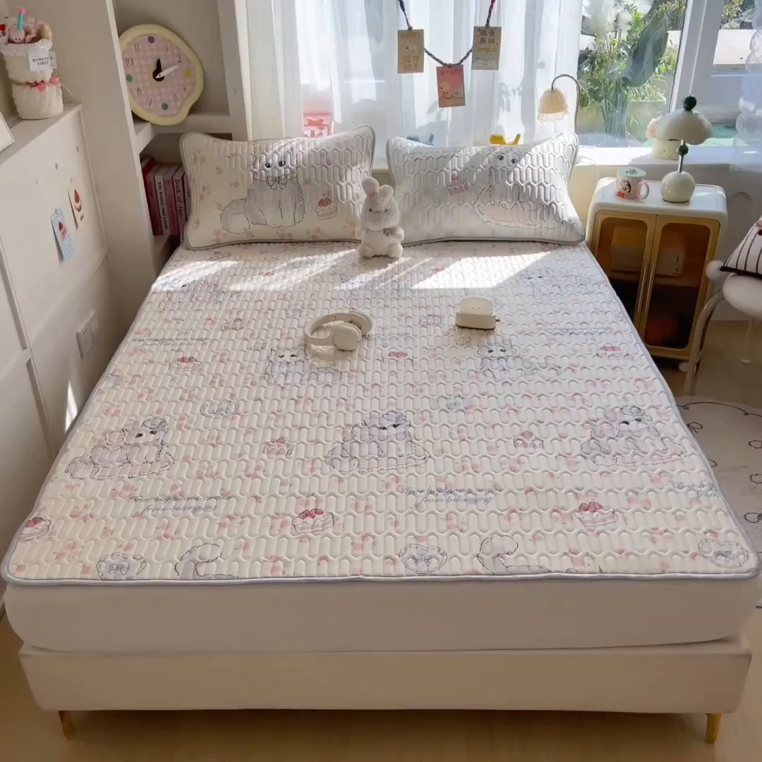 91家纺网 家纺一手货源 找家纺 摩妮卡 2026新款数码大版小清新乳胶凉席床席款三件套-场景二 优雅甜心猫猫