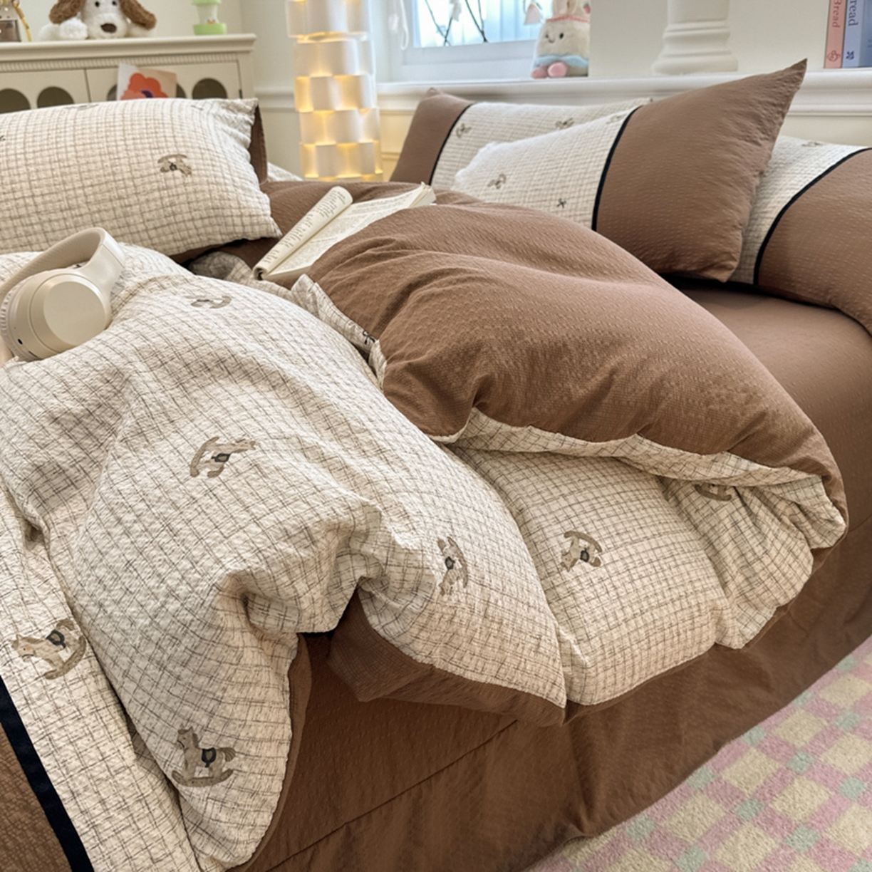 91家纺网 家纺一手货源 找家纺 铠畅家纺 2026春夏新品高克重拼接泡芙纱泡泡皱皱纱四件套 格纹木马