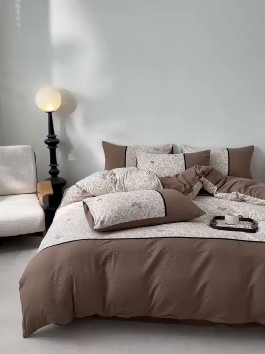 91家纺网 家纺一手货源 找家纺 铠畅家纺 2026春夏新品高克重拼接泡芙纱泡泡皱皱纱四件套 花蝶梦