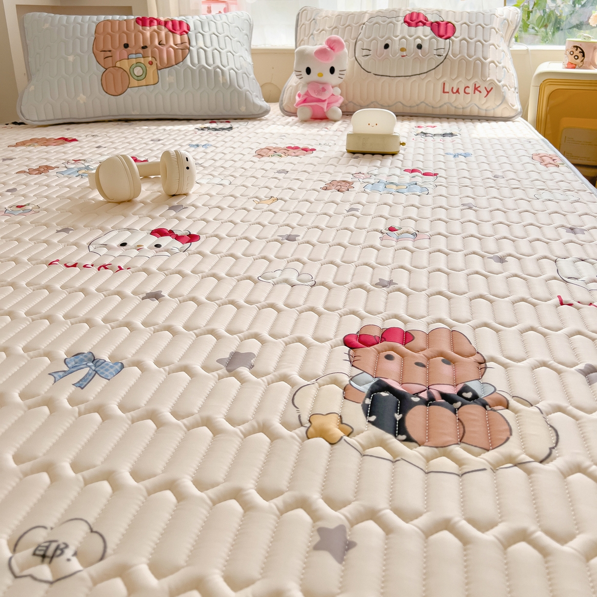 91家纺网 家纺一手货源 找家纺 摩妮卡 2026新款数码大版小清新乳胶凉席床席款三件套-场景二 kitty小聚会