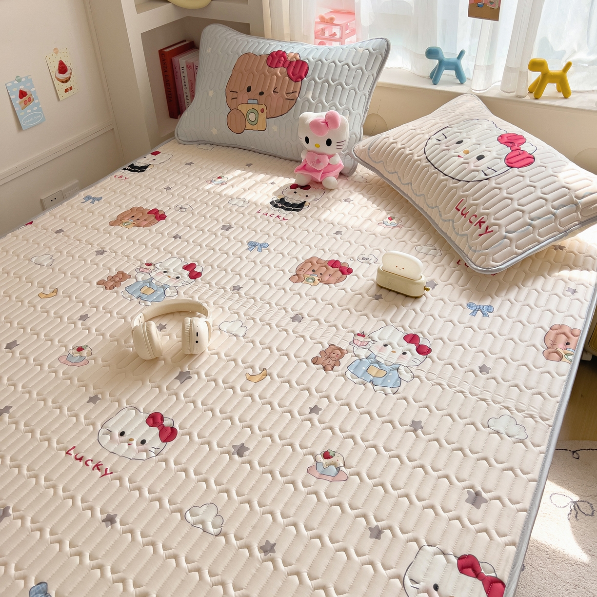 91家纺网 家纺一手货源 找家纺 摩妮卡 2026新款数码大版小清新乳胶凉席床席款三件套-场景二 kitty小聚会