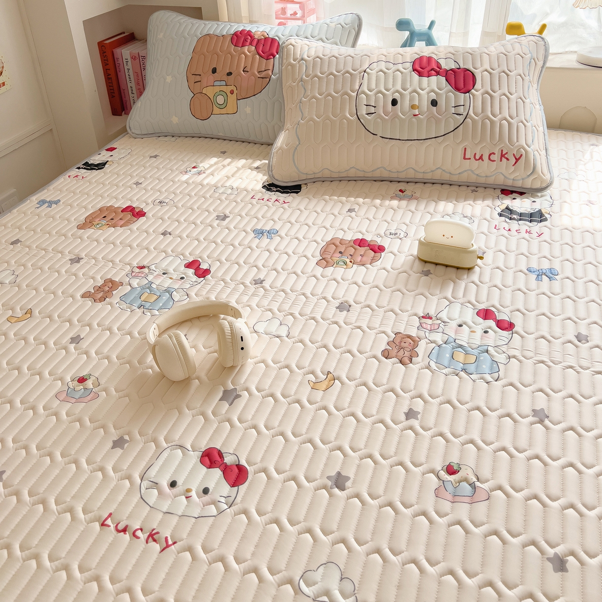 91家纺网 家纺一手货源 找家纺 摩妮卡 2026新款数码大版小清新乳胶凉席床席款三件套-场景二 kitty小聚会