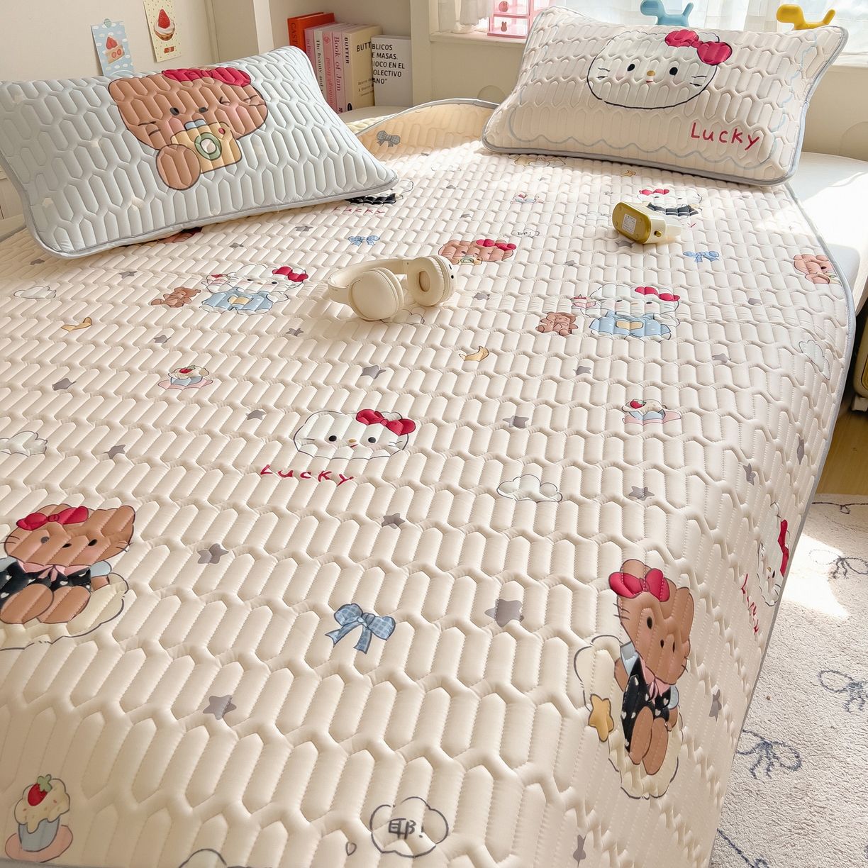 91家纺网 家纺一手货源 找家纺 摩妮卡 2026新款数码大版小清新乳胶凉席床席款三件套-场景二 kitty小聚会