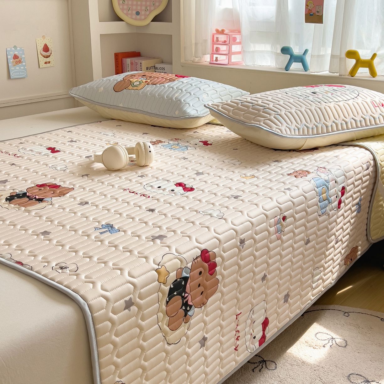 91家纺网 家纺一手货源 找家纺 摩妮卡 2026新款数码大版小清新乳胶凉席床席款三件套-场景二 kitty小聚会