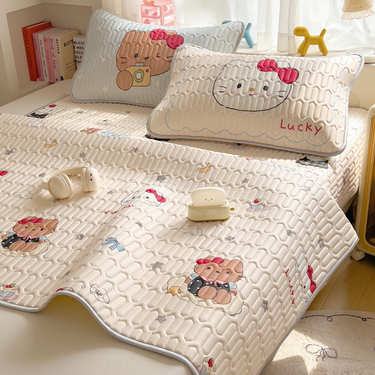 91家纺网 家纺一手货源 找家纺 摩妮卡 2026新款数码大版小清新乳胶凉席床席款三件套-场景二 kitty小聚会