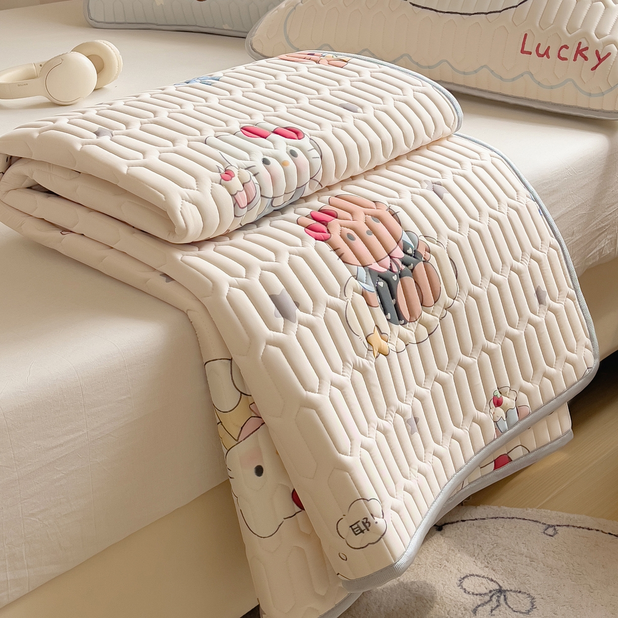 91家纺网 家纺一手货源 找家纺 摩妮卡 2026新款数码大版小清新乳胶凉席床席款三件套-场景二 kitty小聚会