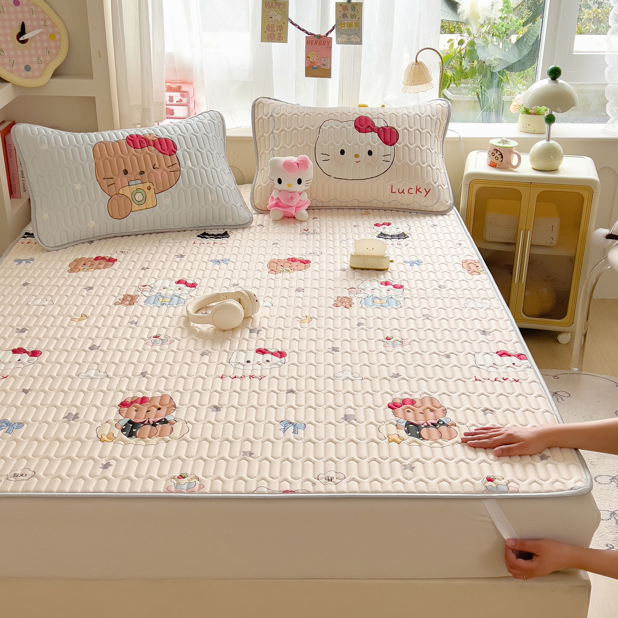 91家纺网 家纺一手货源 找家纺 摩妮卡 2026新款数码大版小清新乳胶凉席床席款三件套-场景二 kitty小聚会