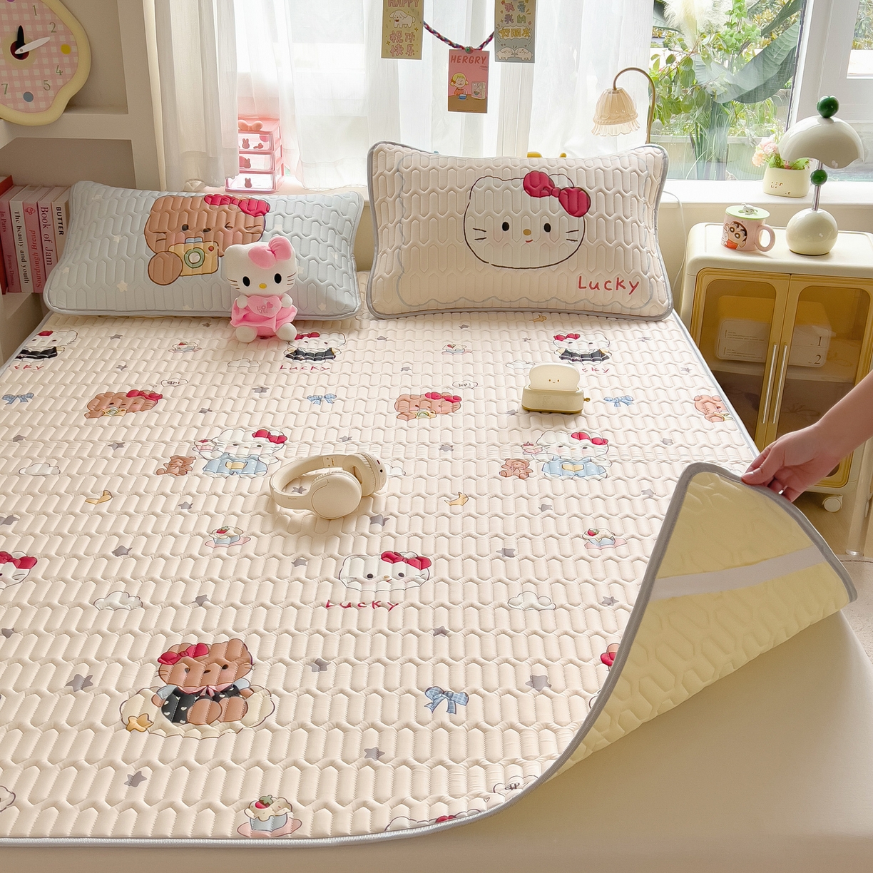 91家纺网 家纺一手货源 找家纺 摩妮卡 2026新款数码大版小清新乳胶凉席床席款三件套-场景二 kitty小聚会