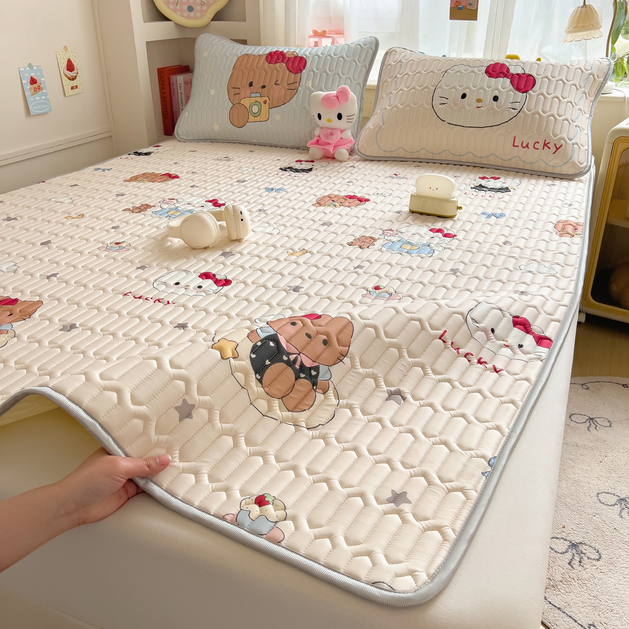 91家纺网 家纺一手货源 找家纺 摩妮卡 2026新款数码大版小清新乳胶凉席床席款三件套-场景二 kitty小聚会