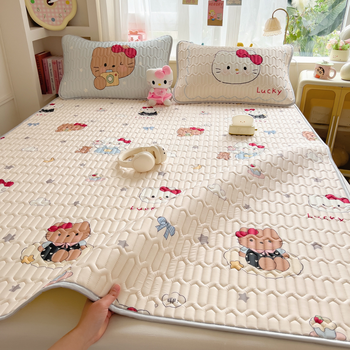 91家纺网 家纺一手货源 找家纺 摩妮卡 2026新款数码大版小清新乳胶凉席床席款三件套-场景二 kitty小聚会