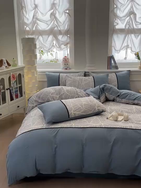 91家纺网 家纺一手货源 找家纺 铠畅家纺 2026春夏新品高克重拼接泡芙纱泡泡皱皱纱四件套 蓝纹序