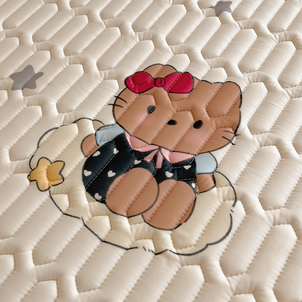 91家纺网 家纺一手货源 找家纺 摩妮卡 2026新款数码大版小清新乳胶凉席床席款三件套-场景二 kitty小聚会