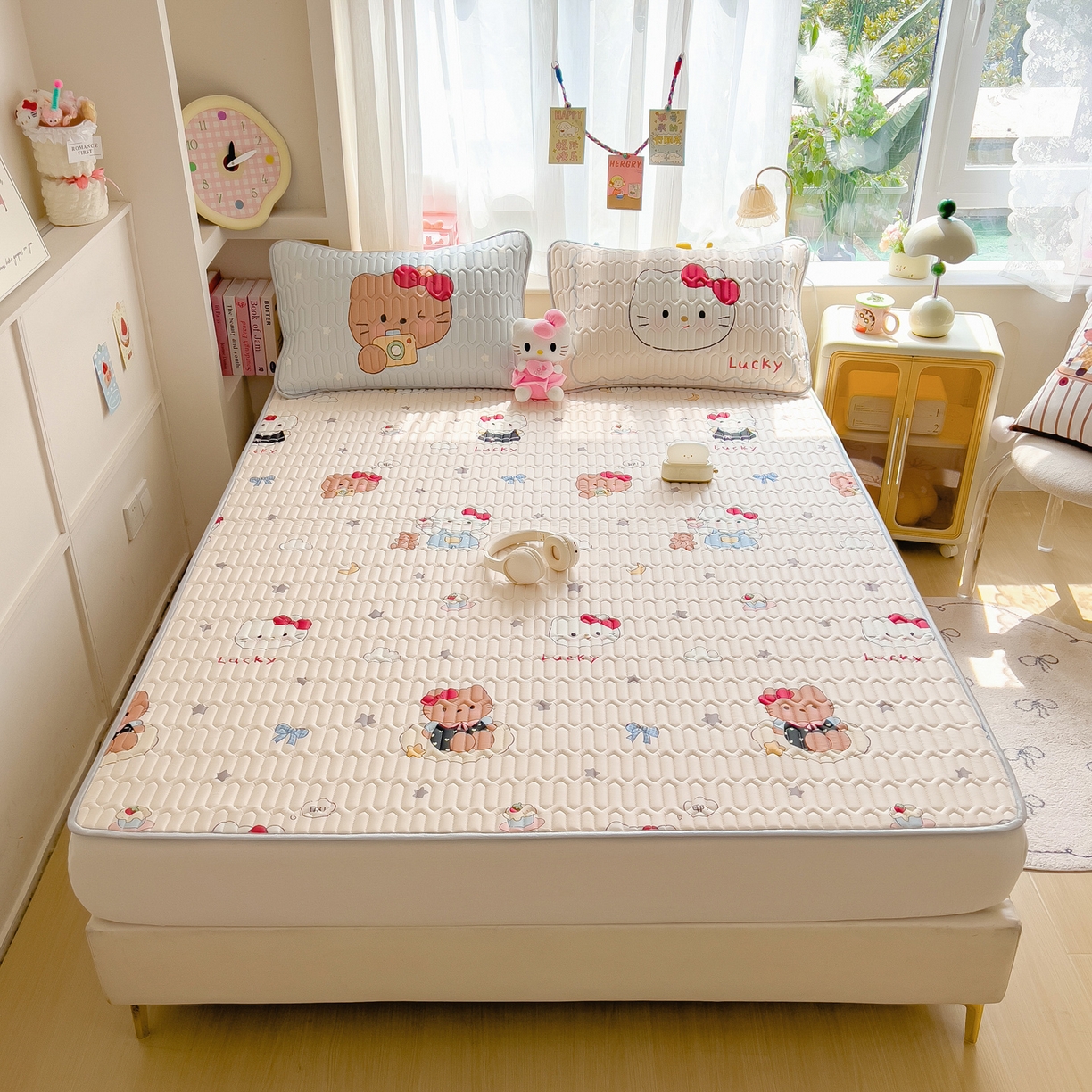 91家纺网 家纺一手货源 找家纺 摩妮卡 2026新款数码大版小清新乳胶凉席床席款三件套-场景二 kitty小聚会