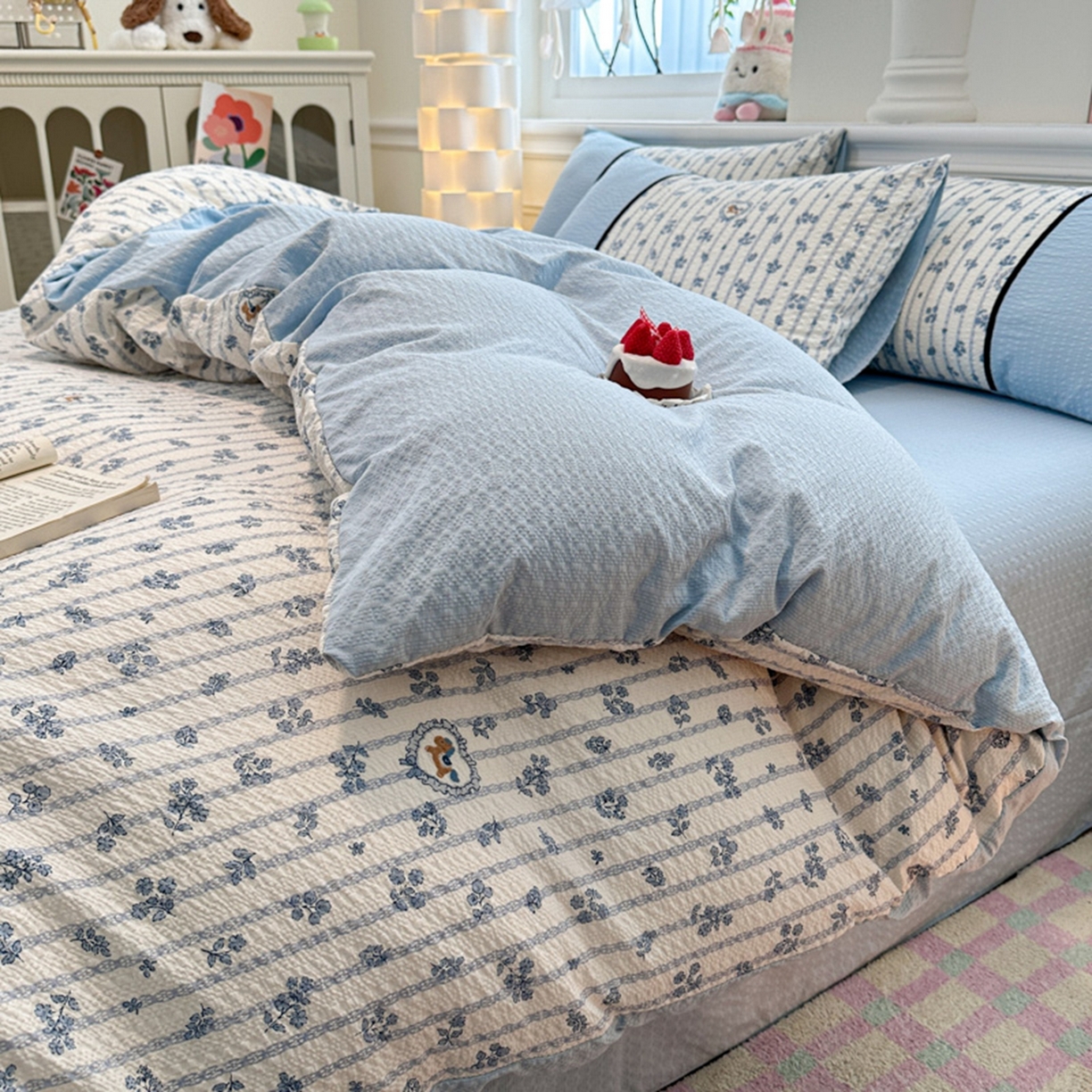 91家纺网 家纺一手货源 找家纺 铠畅家纺 2026春夏新品高克重拼接泡芙纱泡泡皱皱纱四件套 蓝雾花