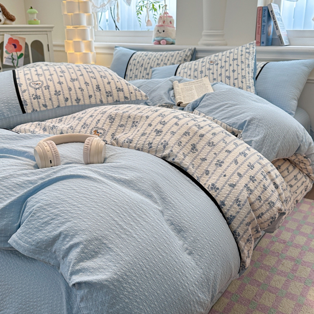 91家纺网 家纺一手货源 找家纺 铠畅家纺 2026春夏新品高克重拼接泡芙纱泡泡皱皱纱四件套 蓝雾花