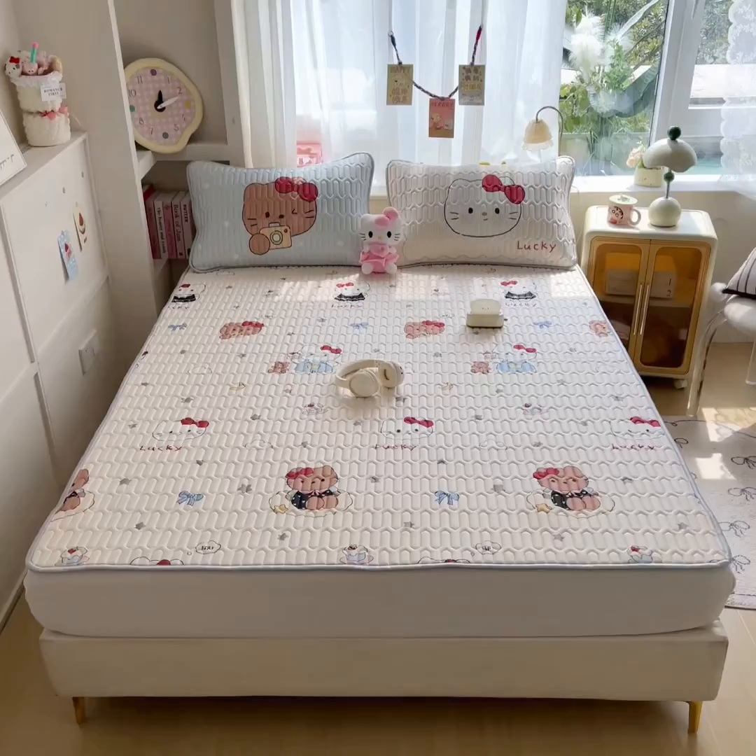 91家纺网 家纺一手货源 找家纺 摩妮卡 2026新款数码大版小清新乳胶凉席床席款三件套-场景二 kitty小聚会