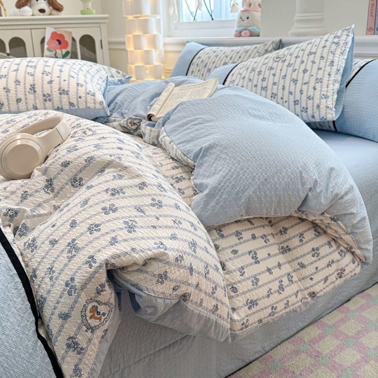 91家纺网 家纺一手货源 找家纺 铠畅家纺 2026春夏新品高克重拼接泡芙纱泡泡皱皱纱四件套 蓝雾花