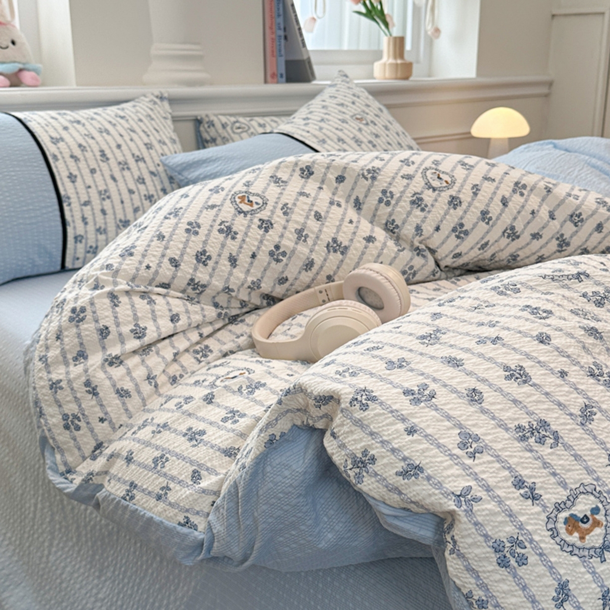 91家纺网 家纺一手货源 找家纺 铠畅家纺 2026春夏新品高克重拼接泡芙纱泡泡皱皱纱四件套 蓝雾花