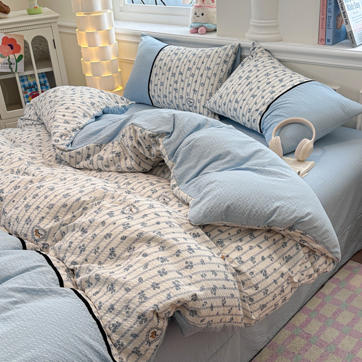 91家纺网 家纺一手货源 找家纺 铠畅家纺 2026春夏新品高克重拼接泡芙纱泡泡皱皱纱四件套 蓝雾花