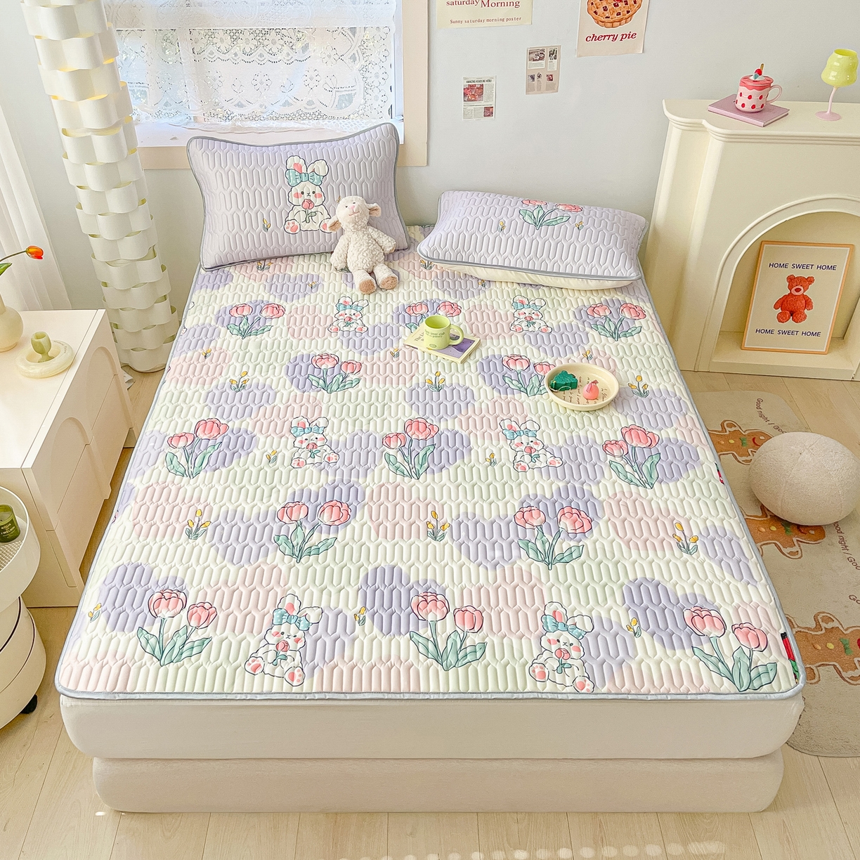 91家纺网 家纺一手货源 找家纺 摩妮卡 2026新款数码大版小清新乳胶凉席床席款三件套-场景二 爱心兔