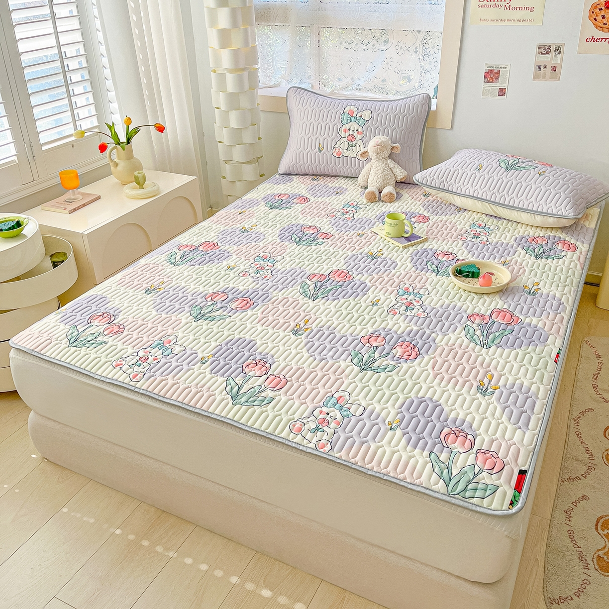 91家纺网 家纺一手货源 找家纺 摩妮卡 2026新款数码大版小清新乳胶凉席床席款三件套-场景二 爱心兔