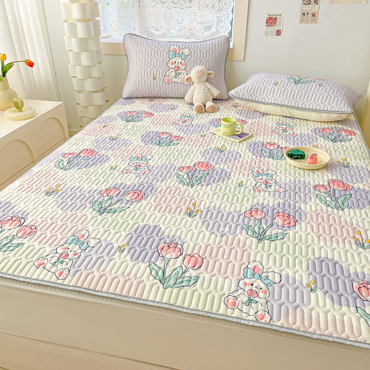 91家纺网 家纺一手货源 找家纺 摩妮卡 2026新款数码大版小清新乳胶凉席床席款三件套-场景二 爱心兔