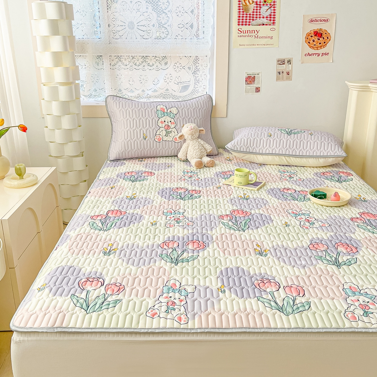 91家纺网 家纺一手货源 找家纺 摩妮卡 2026新款数码大版小清新乳胶凉席床席款三件套-场景二 爱心兔