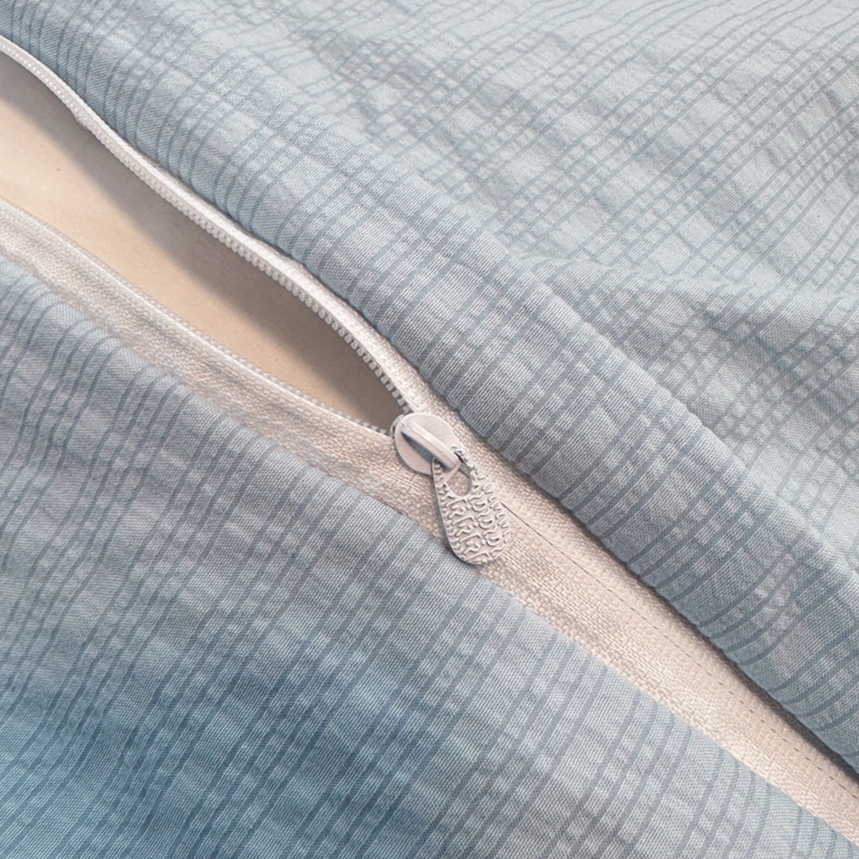 91家纺网 家纺一手货源 找家纺 铠畅家纺 2026春夏新品高克重拼接泡芙纱泡泡皱皱纱四件套 萌萌喵