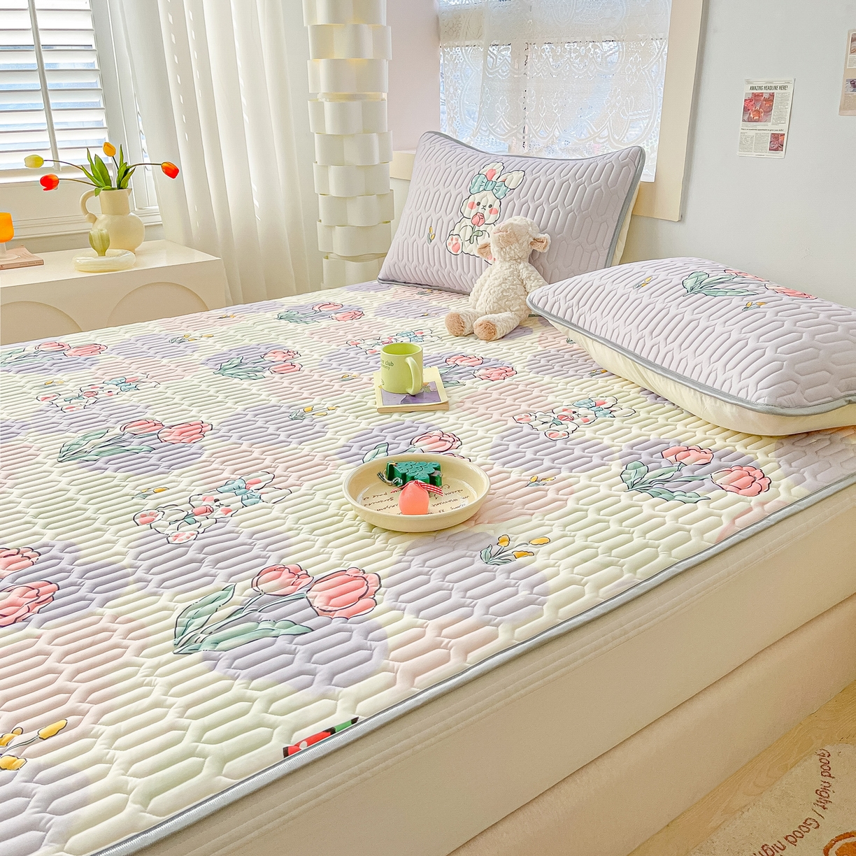 91家纺网 家纺一手货源 找家纺 摩妮卡 2026新款数码大版小清新乳胶凉席床席款三件套-场景二 爱心兔