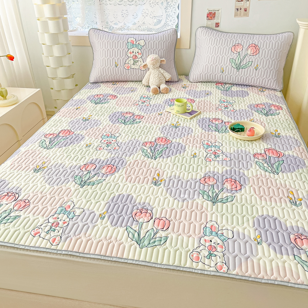 91家纺网 家纺一手货源 找家纺 摩妮卡 2026新款数码大版小清新乳胶凉席床席款三件套-场景二 爱心兔