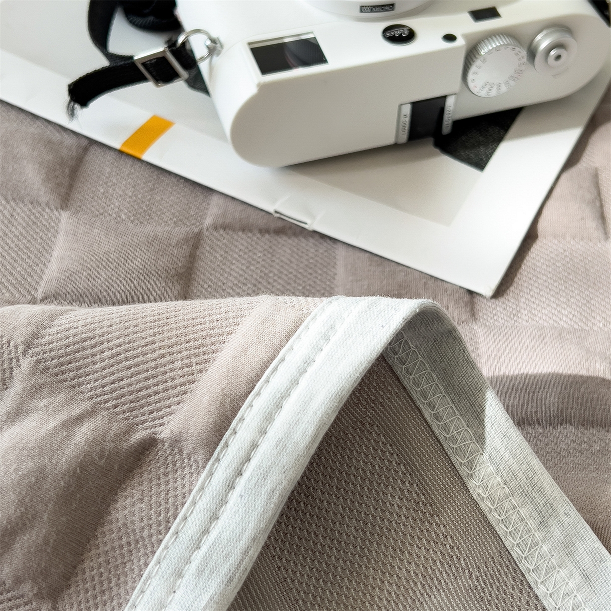 91家纺网 家纺一手货源 找家纺 云恋家纺 2026新款空气提花全棉盖毯夏被毯子 方格-灰卡