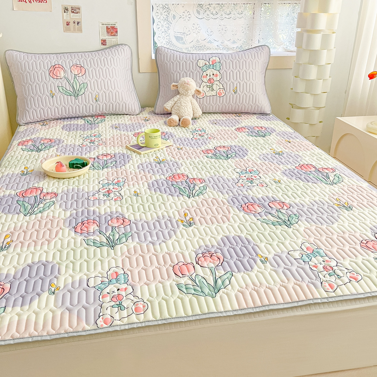 91家纺网 家纺一手货源 找家纺 摩妮卡 2026新款数码大版小清新乳胶凉席床席款三件套-场景二 爱心兔