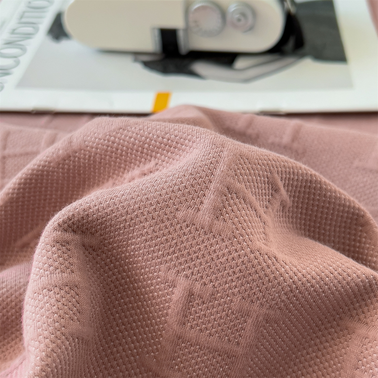 91家纺网 家纺一手货源 找家纺 云恋家纺 2026新款空气提花全棉盖毯夏被毯子 格调-豆沙