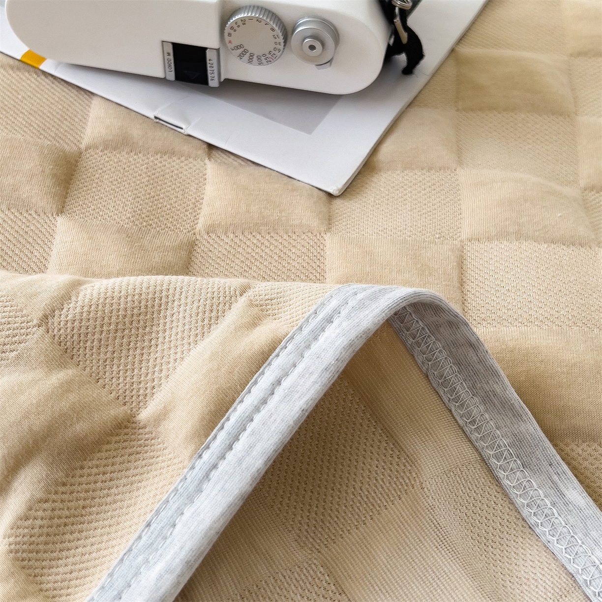 91家纺网 家纺一手货源 找家纺 云恋家纺 2026新款空气提花全棉盖毯夏被毯子 方格-咖色