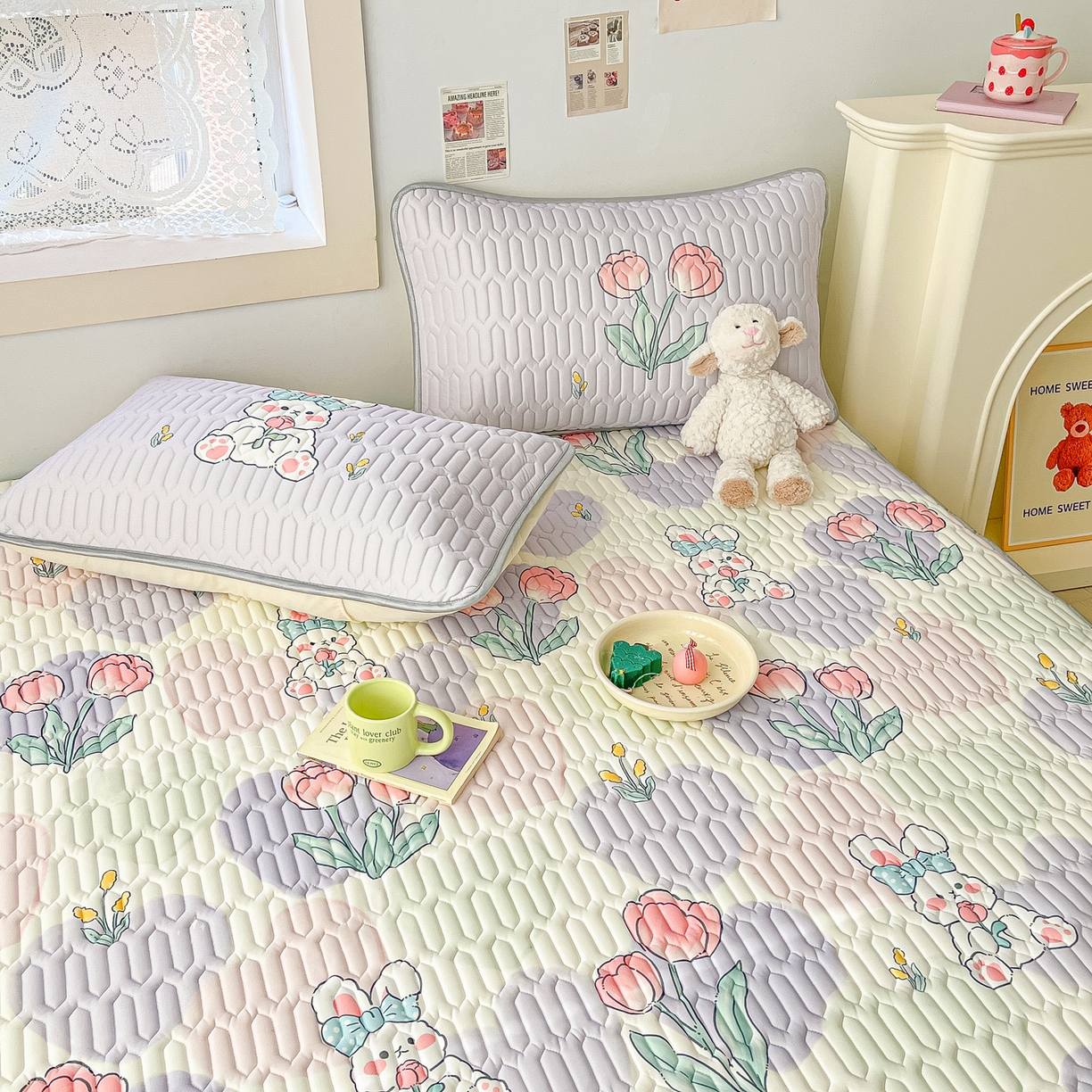 91家纺网 家纺一手货源 找家纺 摩妮卡 2026新款数码大版小清新乳胶凉席床席款三件套-场景二 爱心兔