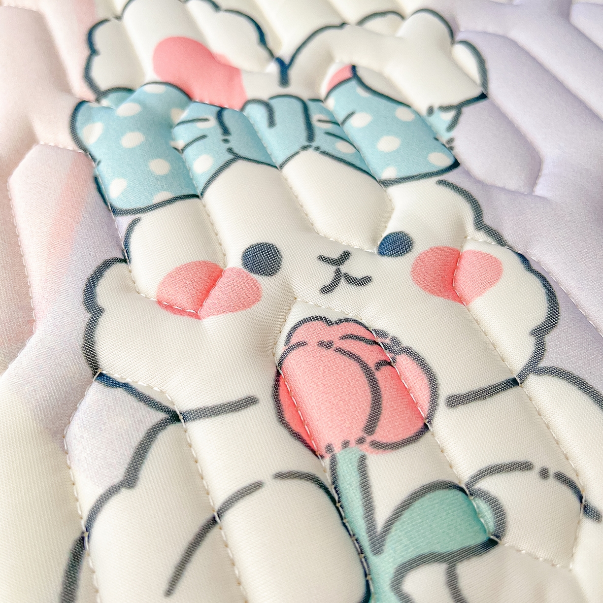 91家纺网 家纺一手货源 找家纺 摩妮卡 2026新款数码大版小清新乳胶凉席床席款三件套-场景二 爱心兔