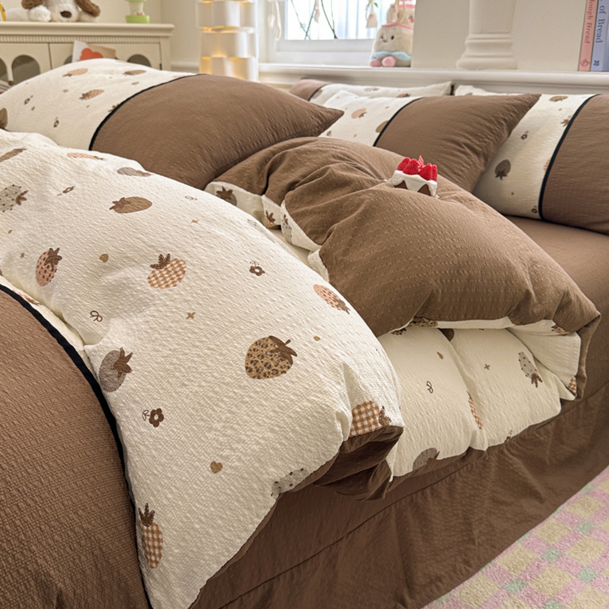 91家纺网 家纺一手货源 找家纺 铠畅家纺 2026春夏新品高克重拼接泡芙纱泡泡皱皱纱四件套 奶油草莓