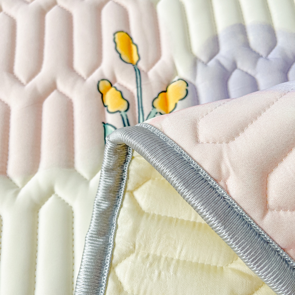 91家纺网 家纺一手货源 找家纺 摩妮卡 2026新款数码大版小清新乳胶凉席床席款三件套-场景二 爱心兔