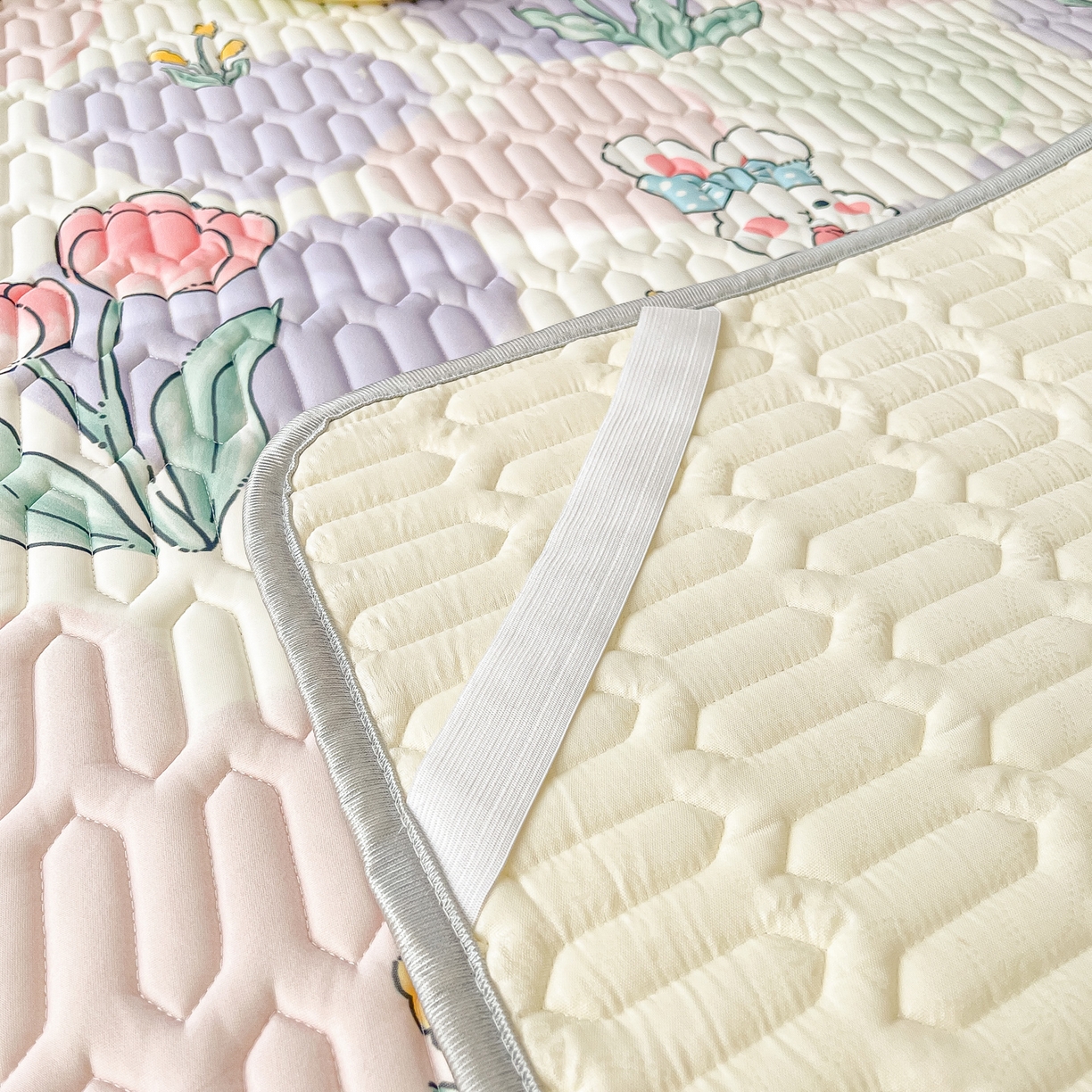 91家纺网 家纺一手货源 找家纺 摩妮卡 2026新款数码大版小清新乳胶凉席床席款三件套-场景二 爱心兔