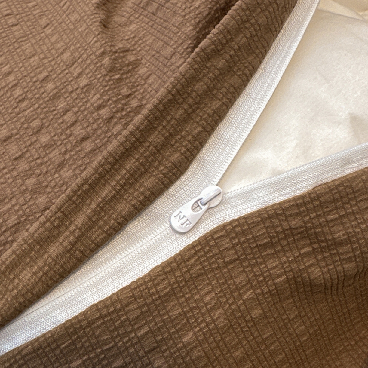 91家纺网 家纺一手货源 找家纺 铠畅家纺 2026春夏新品高克重拼接泡芙纱泡泡皱皱纱四件套 奶油草莓