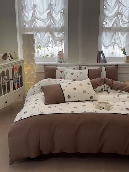 91家纺网 家纺一手货源 找家纺 铠畅家纺 2026春夏新品高克重拼接泡芙纱泡泡皱皱纱四件套 奶油草莓